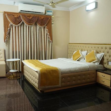 Sai Samrat Hotel Shirdi Buitenkant foto