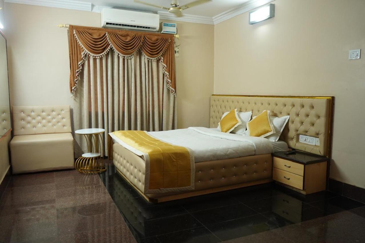 Sai Samrat Hotel Shirdi Buitenkant foto